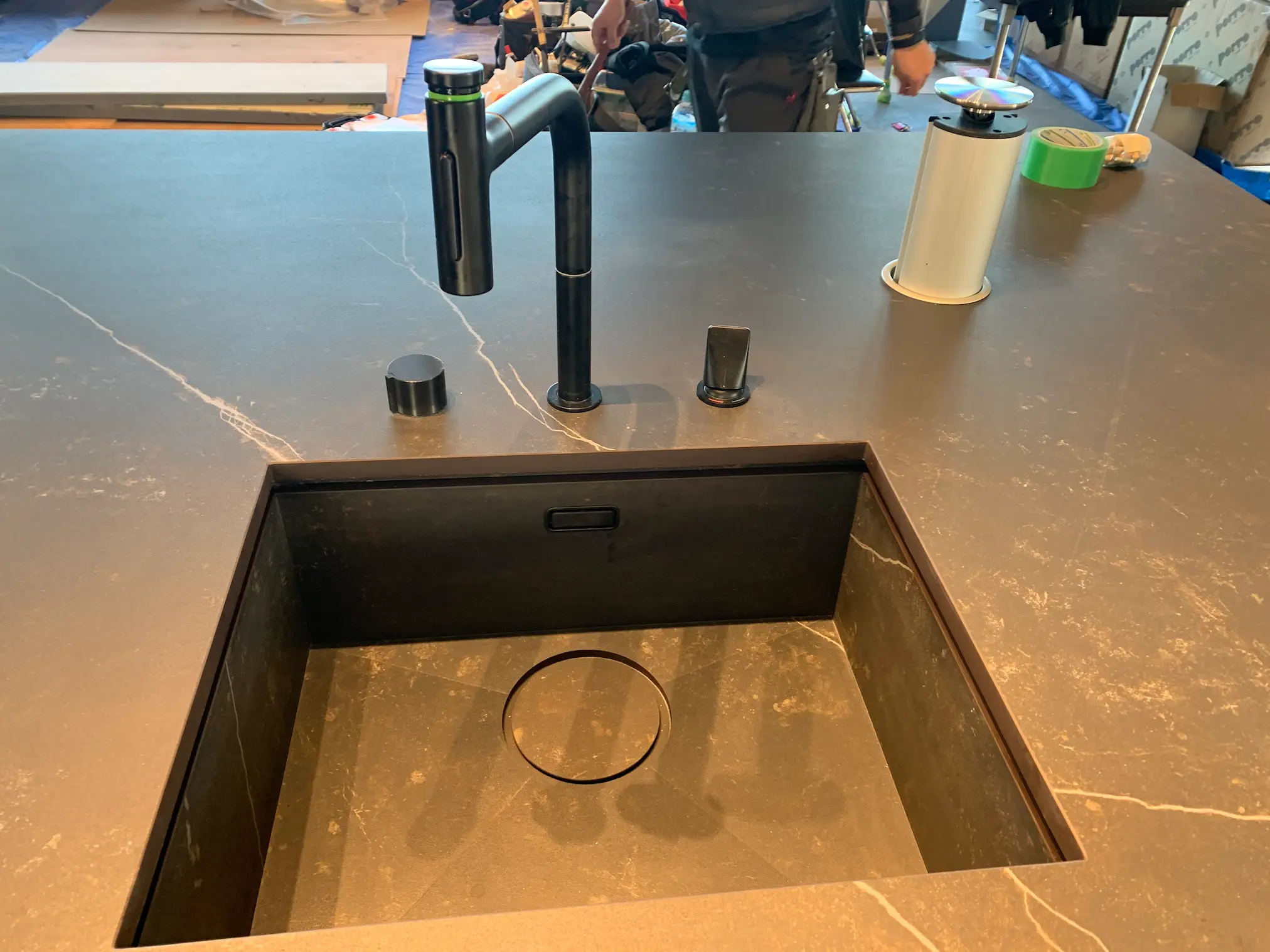 シンクと水栓の取り付け